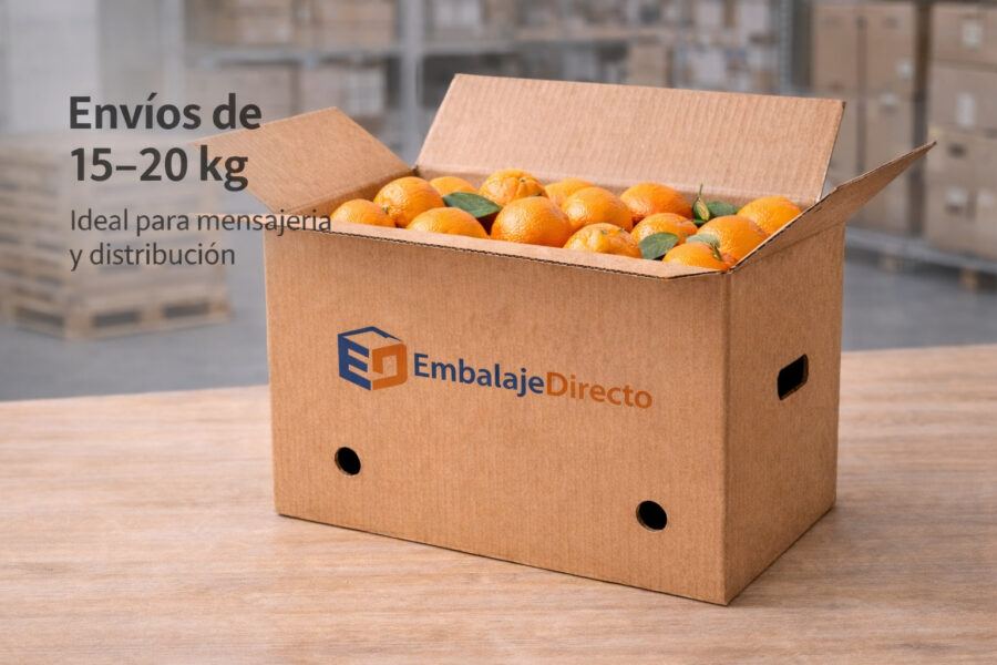 Caja para naranjas en entorno de almacén Caja para naranjas en almacén lista para envíos de fruta con cartón resistente