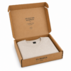 Caja personalizada 25x25x5 cm para envíos de ropa | Ecommerce Caja para envíos de ropa 25x25x5 cm con camiseta dentro y personalización TU MARCA