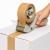 Cinta adhesiva kraft con dispensador para embalaje Cinta adhesiva papel kraft 50m x 48mm con dispensador sobre caja