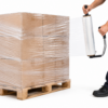Aplicador de film estirable envolviendo un palet de cajas