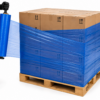 Film estirable azul para paletizar mercancías Aplicador de film estirable azul envolviendo un palet de cajas