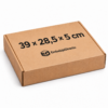 Caja para envíos planos 39 × 28,5 × 5 cm cerrada Cajas para envíos planos de 39 × 28,5 × 5 cm, cerradas y con medidas impresas y logo negro.
